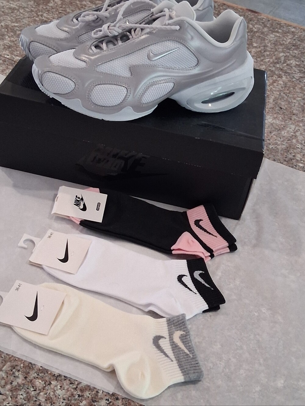 Nike Max  Silver/White Athletic Sneakers.Brand Newsize10 W/ Socks